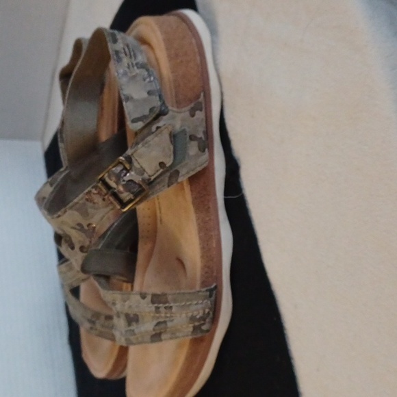 Clarks Collection, Ultimate Comfort Womens Velcro camo sandals Sz. 11 - Picture 4 of 9